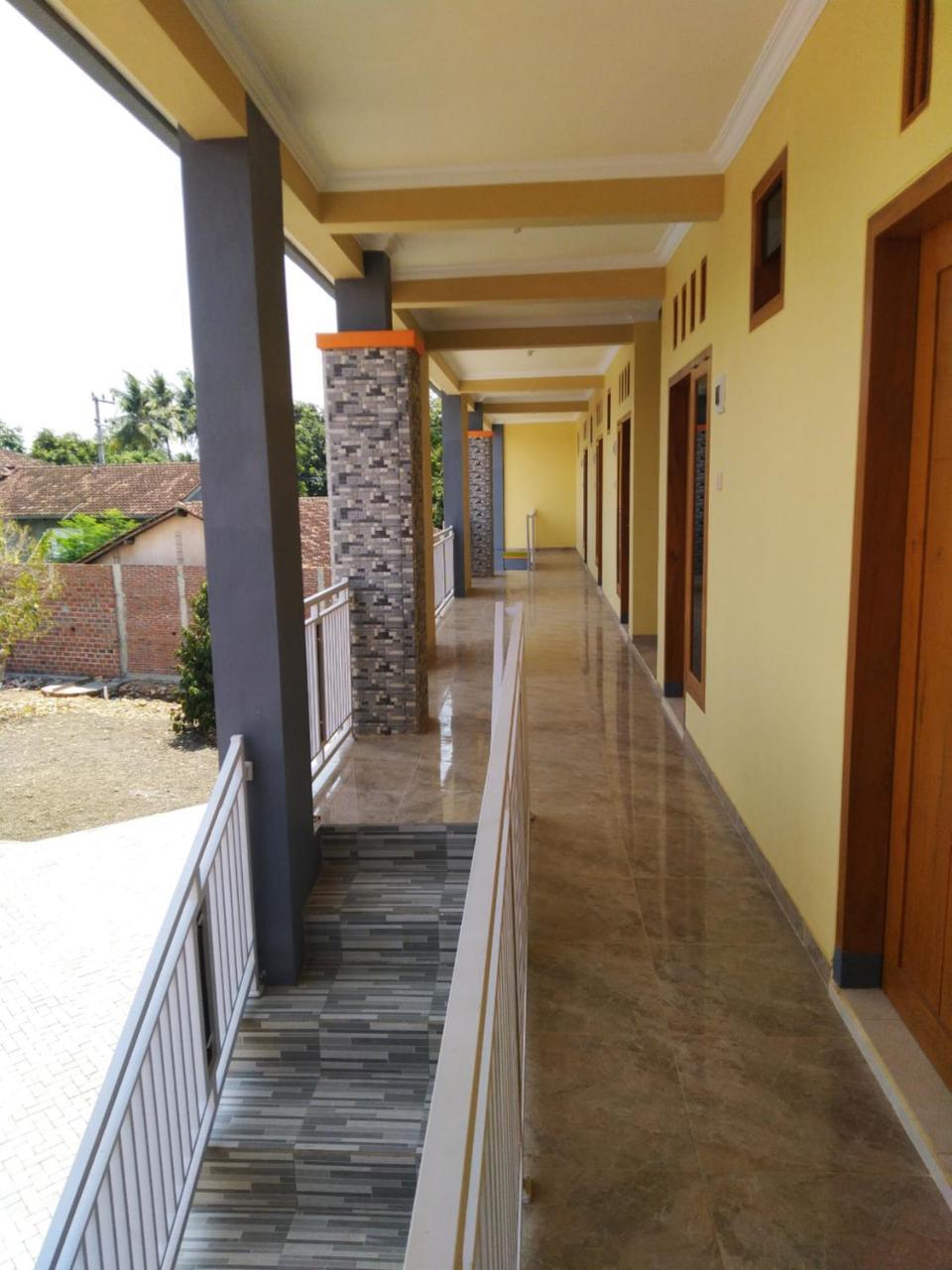 R3 Brawijaya Homestay بانيووانجى المظهر الخارجي الصورة
