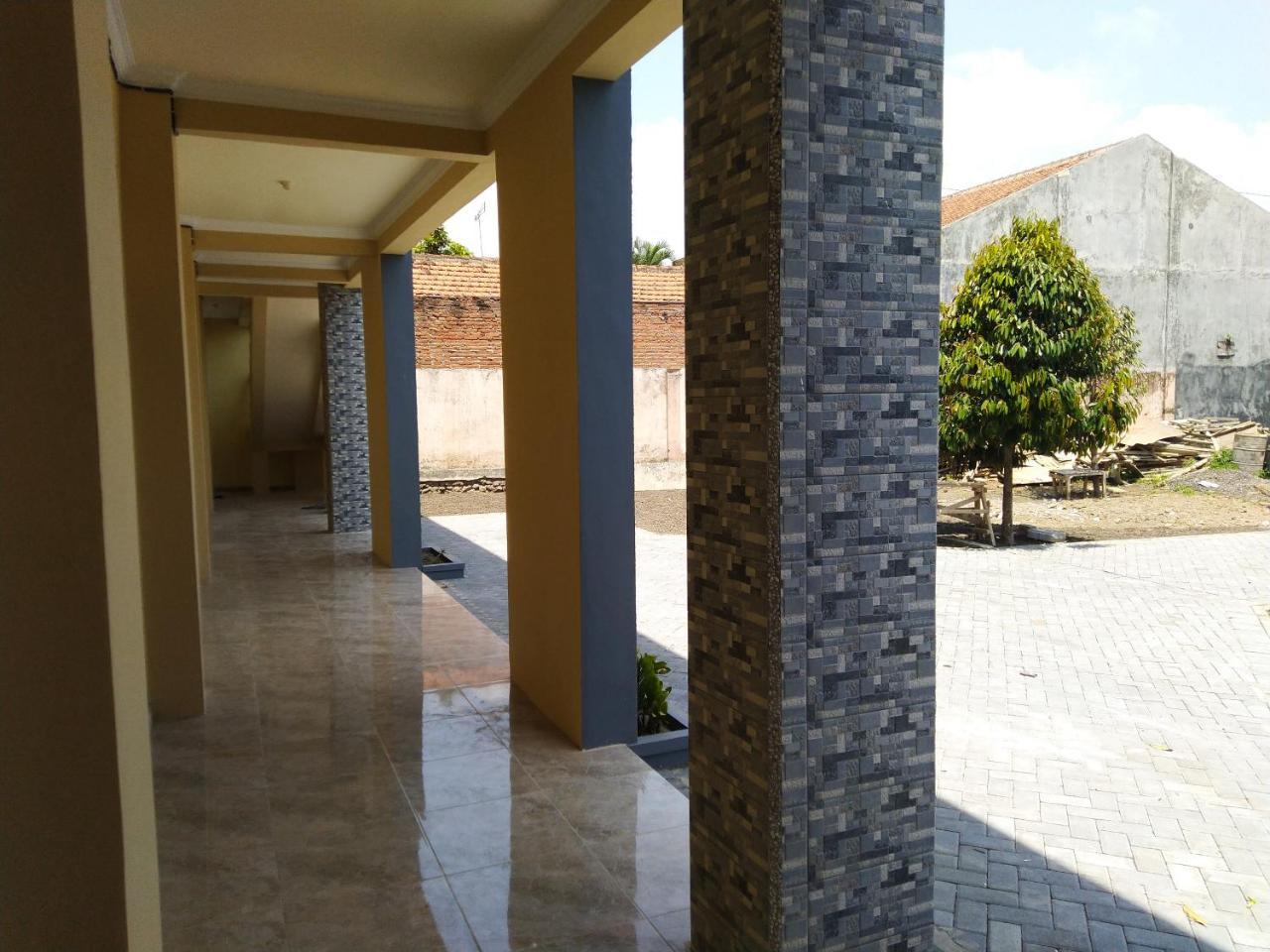R3 Brawijaya Homestay بانيووانجى المظهر الخارجي الصورة