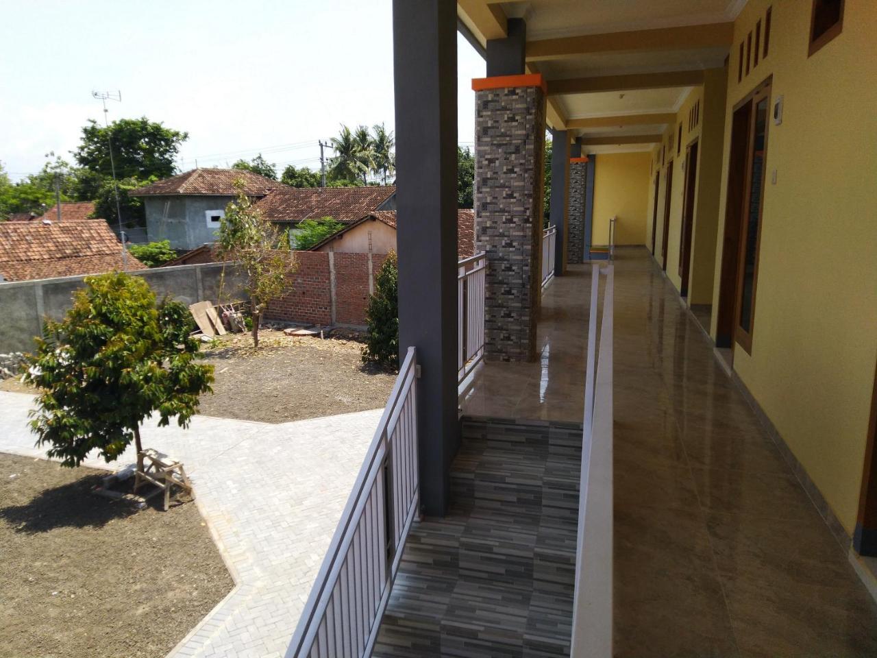 R3 Brawijaya Homestay بانيووانجى المظهر الخارجي الصورة
