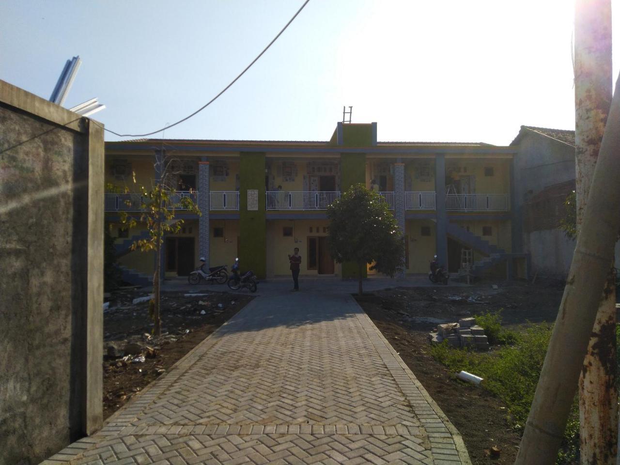 R3 Brawijaya Homestay بانيووانجى المظهر الخارجي الصورة