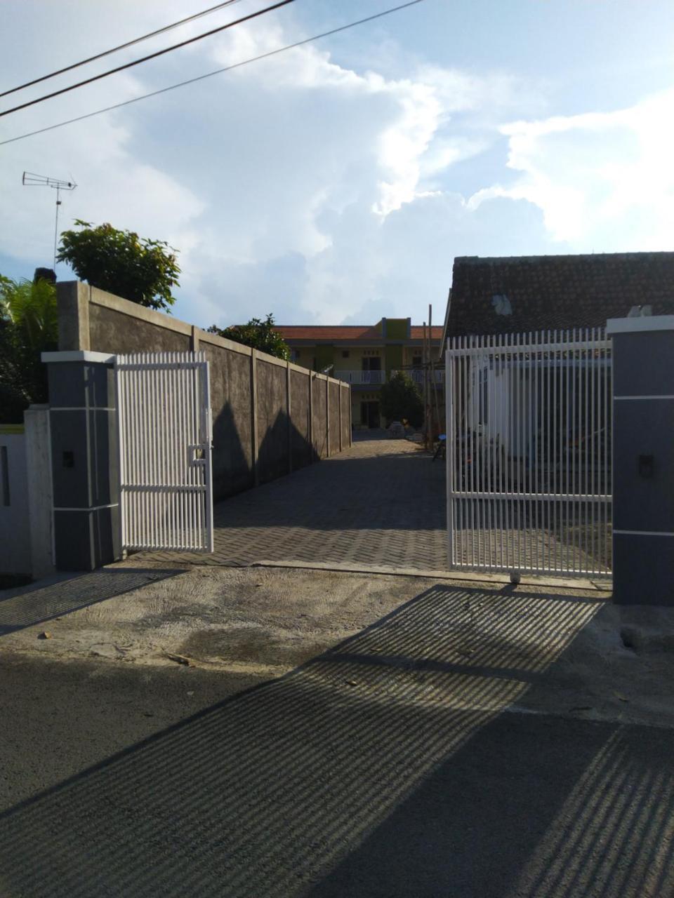 R3 Brawijaya Homestay بانيووانجى المظهر الخارجي الصورة