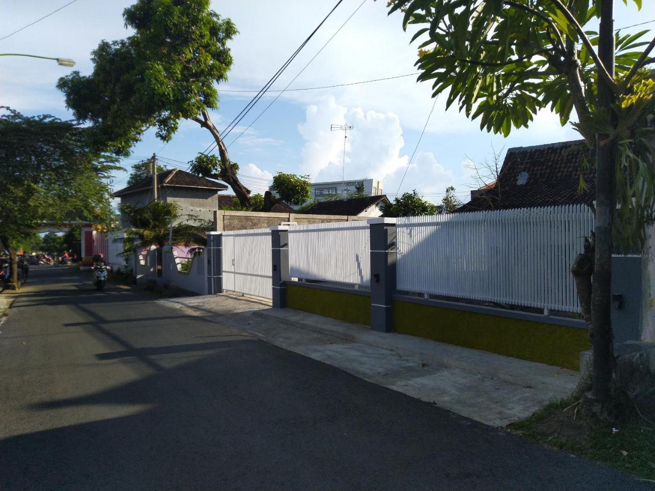 R3 Brawijaya Homestay بانيووانجى المظهر الخارجي الصورة