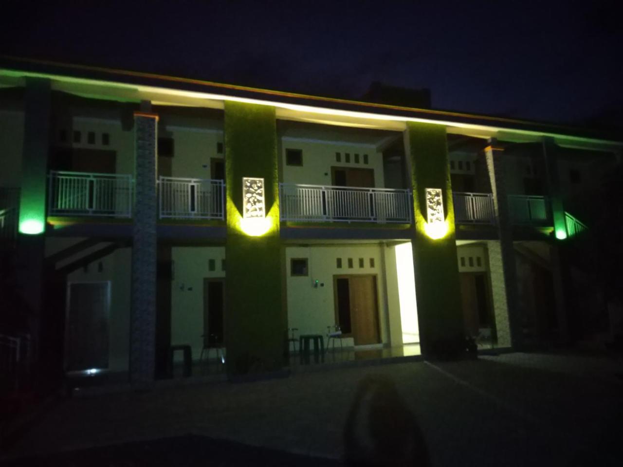 R3 Brawijaya Homestay بانيووانجى المظهر الخارجي الصورة
