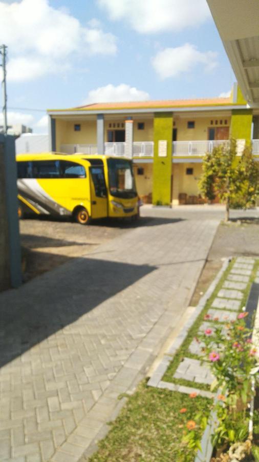 R3 Brawijaya Homestay بانيووانجى المظهر الخارجي الصورة